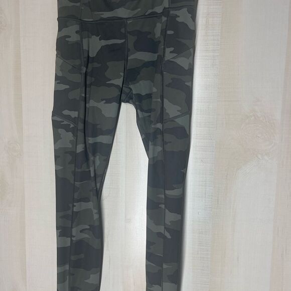 Athleta camo contender 7/8 tights leggings, size small - Picture 3 of 10